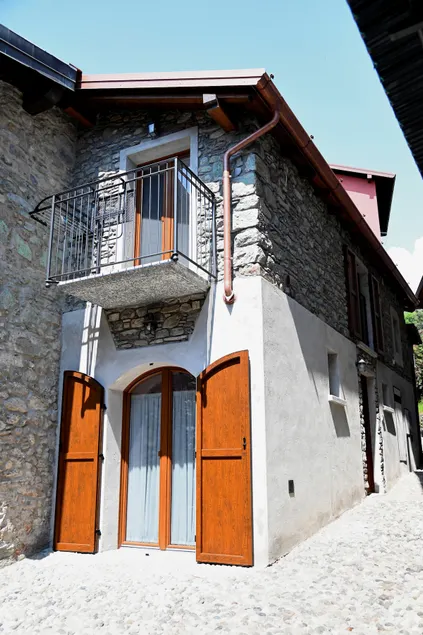 The stable - Image 1