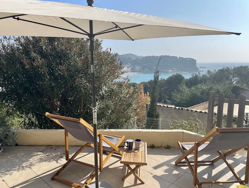 Pleasant sunny 2-bedroom apartment above the beach - Image 1