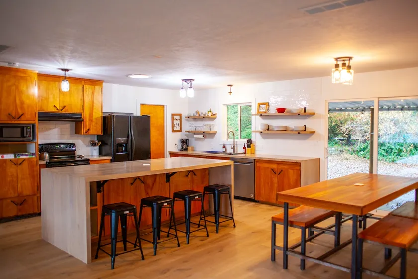 Hilltop Home in The Gorge - Image 1