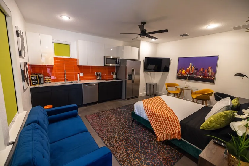 Splashy Studio on Dalton - Image 1