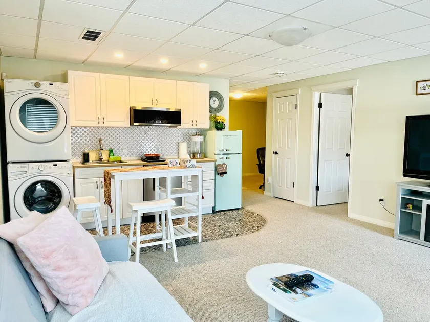 Secret Garden 1 bedroom suite with parking - Image 1