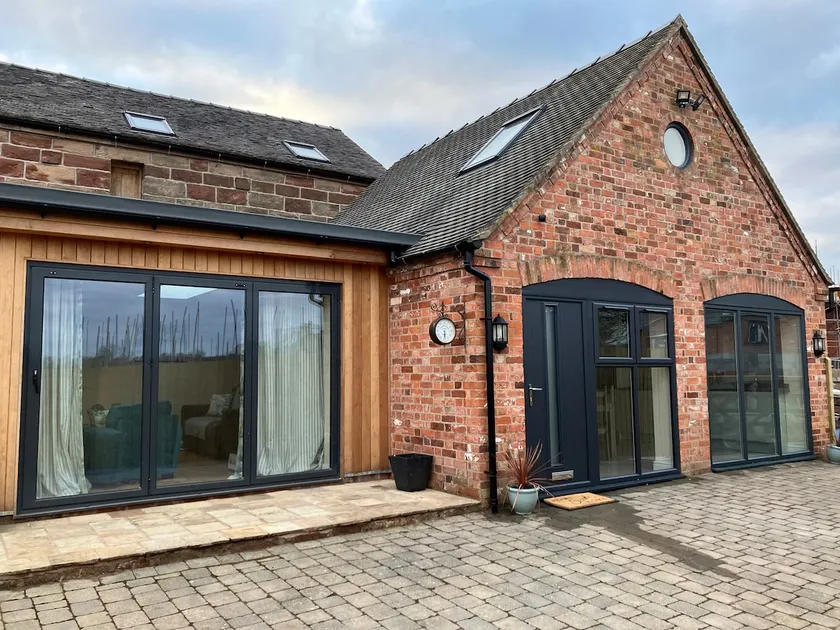 Honeyberry Cottage -PART OF ALTON COTTAGES - Image 1