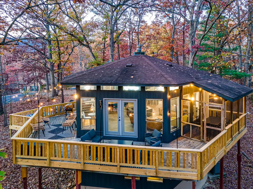 4BR Treetop Hex, Indoor FirePit, 360degTV, Hot Tub - Image 1