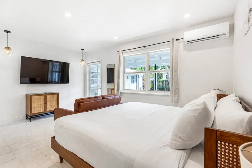 BRAND NEW Charming Hollywood apt - Image 1