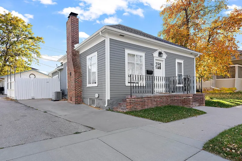 Downtown Cottage with Hot Tub - Image 1