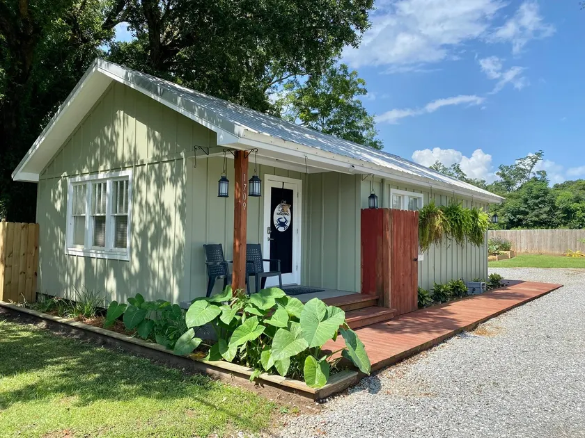 Jubilee Cottage in the heart of Daphne! - Image 1