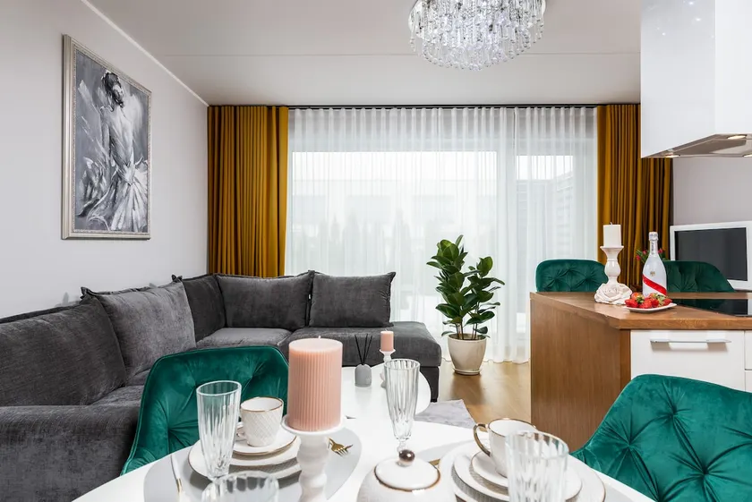 Elegant furnished townhouse - Image 1