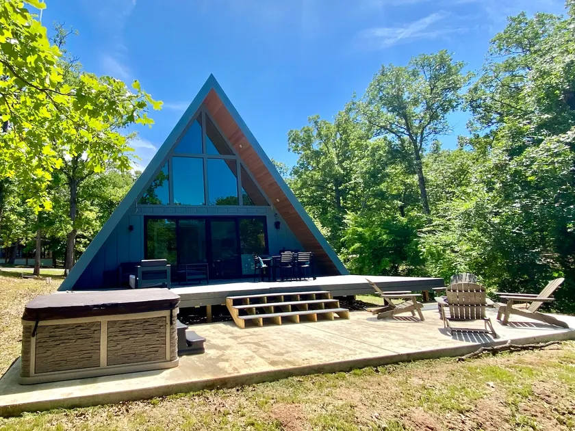 Lakeside Luxury: Modern A Frame Cabin Near Dallas - Image 1