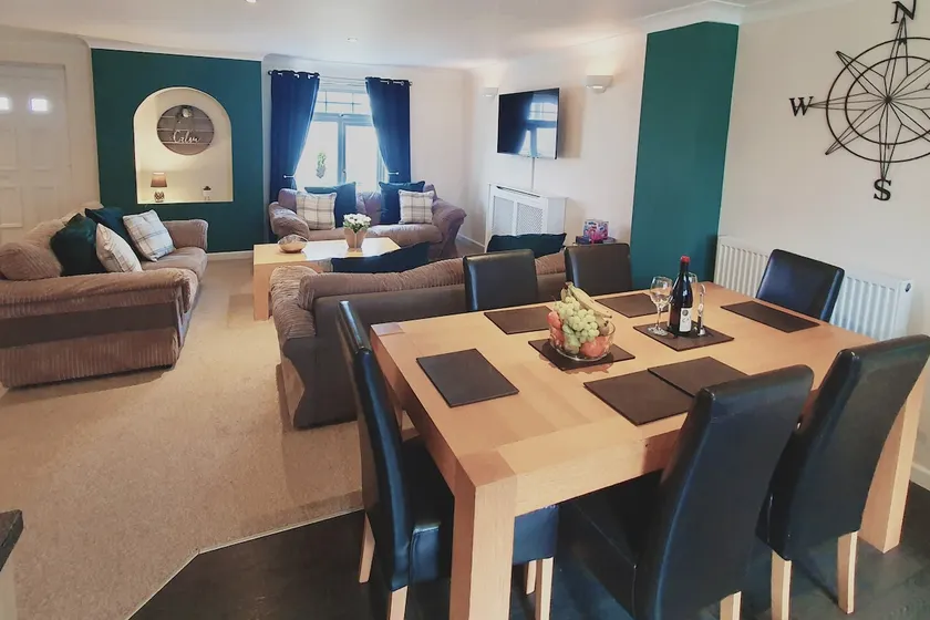 Compass Cottage, sleeps 8 + dog - Image 1