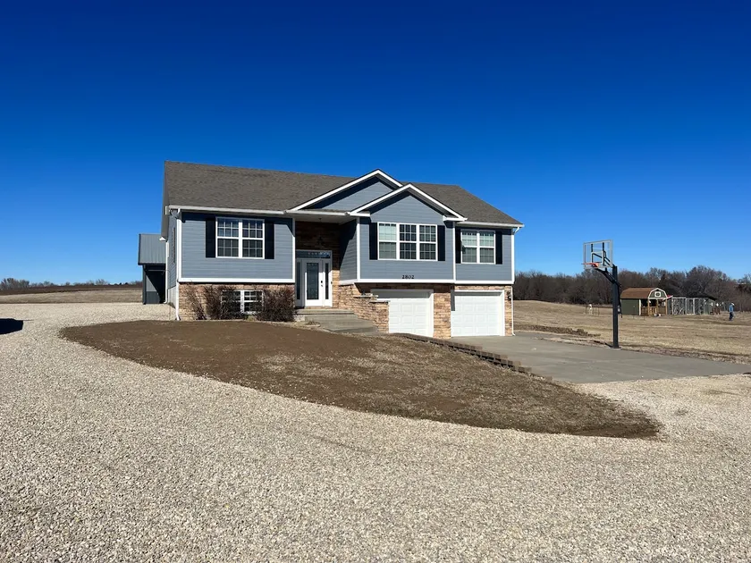Country home with lake access and game room. - Image 1