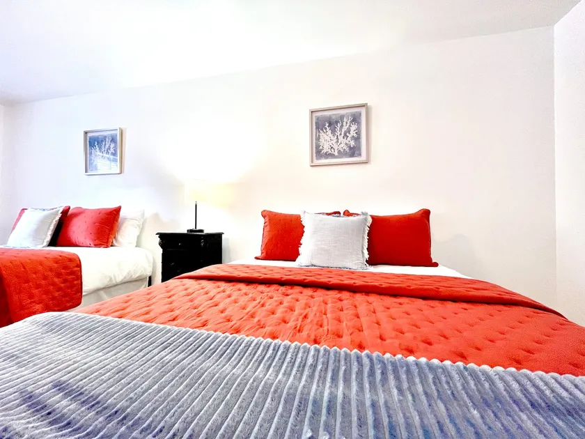 Convenient & Modern 2 Bed Apt Free Wi-Fi & Parking - Image 1