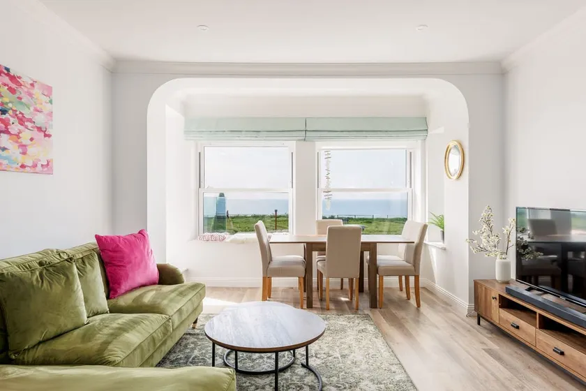 Sandy Beach, 3 Bed & Parking with Sea Views - Image 1