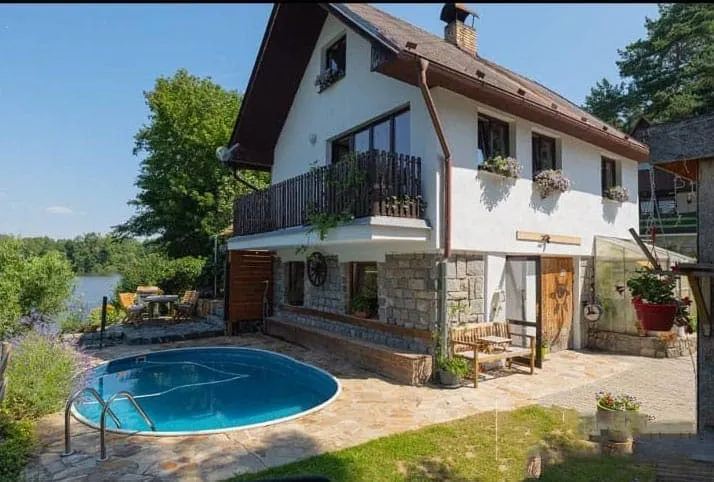 House Veronika by the pond - Image 1