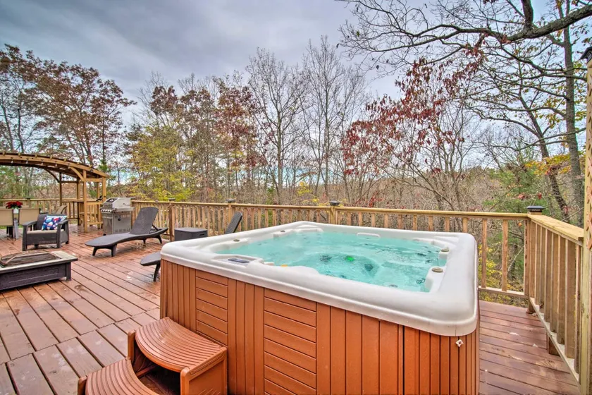 Spacious Cabin with Hot Tub near Carters Lake - Image 1