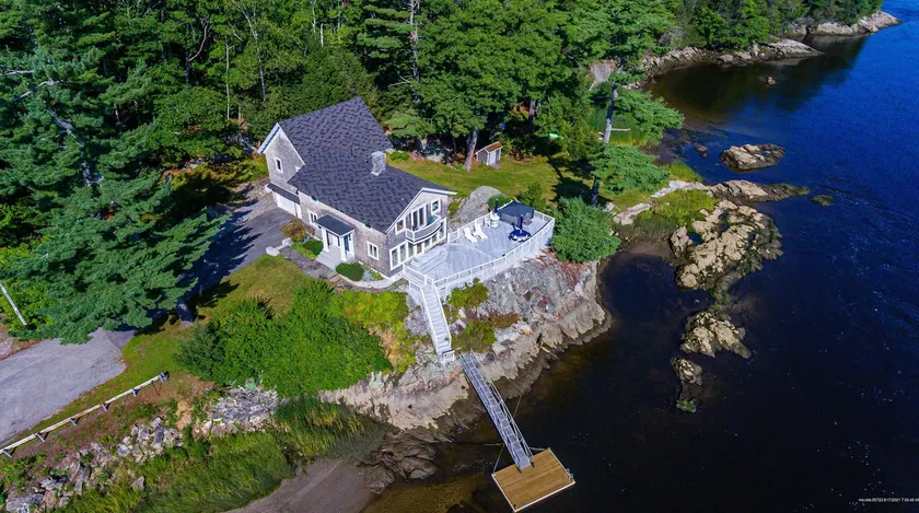 Luxury Waterfront Private Property with Hot Tub - Image 1