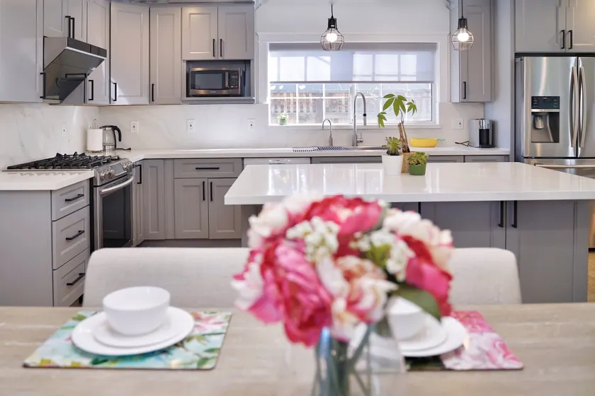 Beauty House near Apple Googl Harker Netflix - Image 1