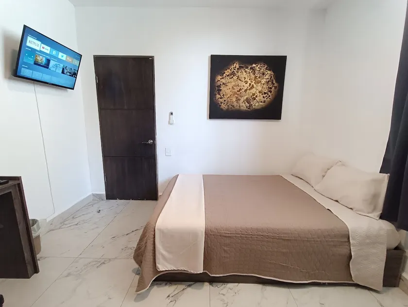New modern Loft6 MT w/AC/Great Location/Work Space - Image 1