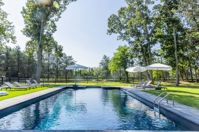 Modern farmhouse w/ heated pool, beach, horses and winery in heart of North Fork - Image 1