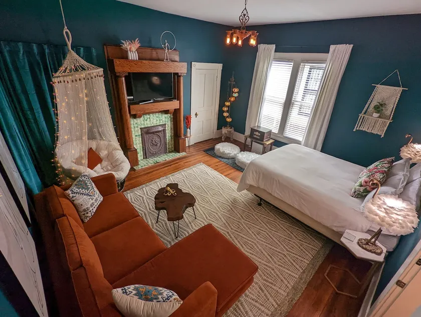 Cozy Private Boho Victorian Studio Apt by Downtown - Image 1