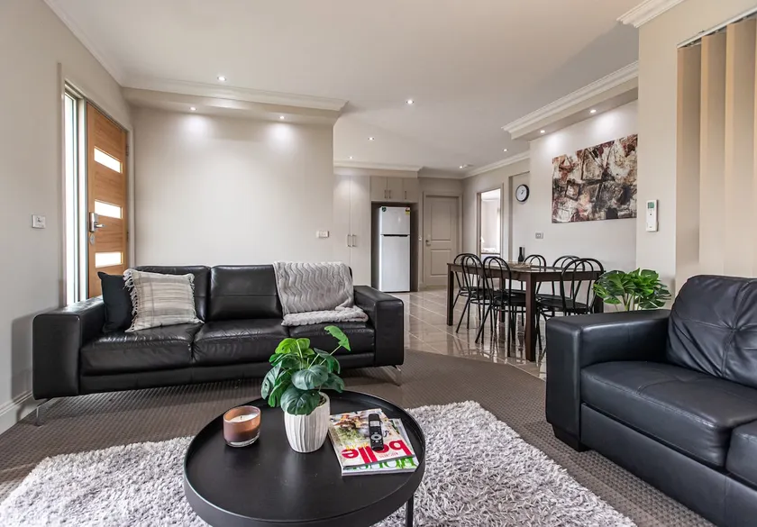 Stylish townhouse close to Morwell CBD - Image 1