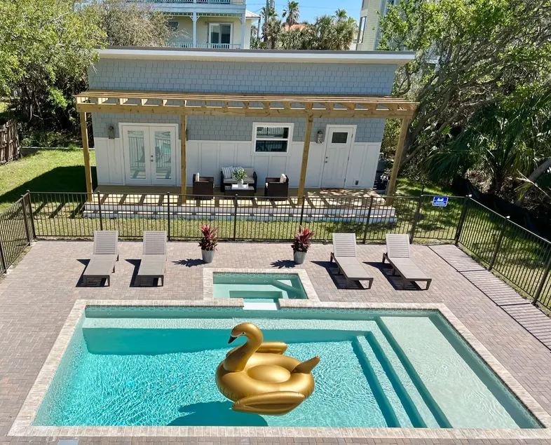 North Shores Villa w/ Pool House Sleeps 16+ - Image 1
