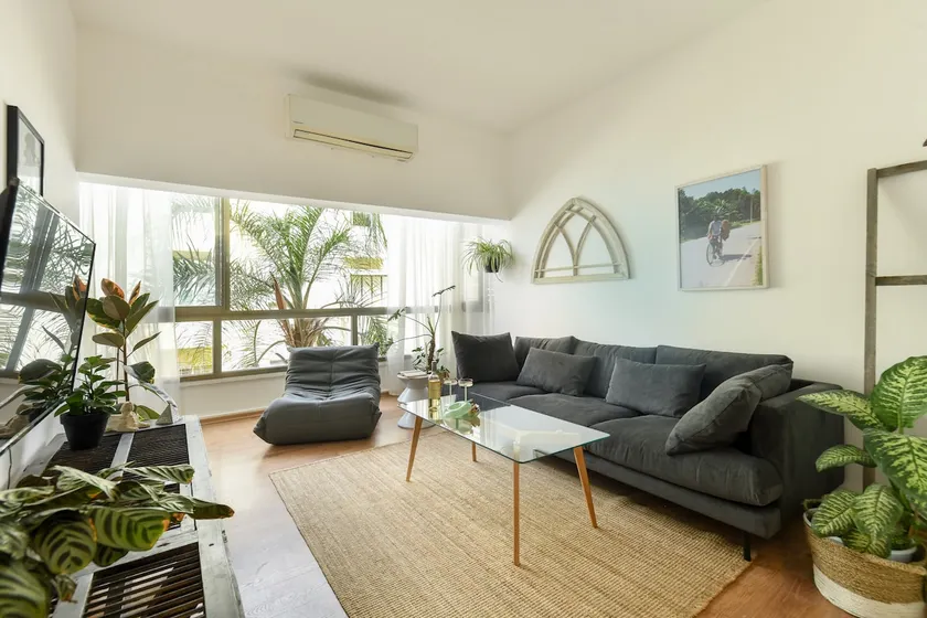 Cozy Green Oasis 2BR Apt a 3 Min Walk from Beach - Image 1