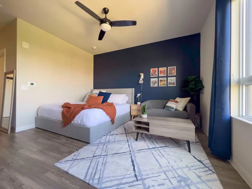 Navy Nights & Scenic Feels - Sleek Studio Stay - Image 1