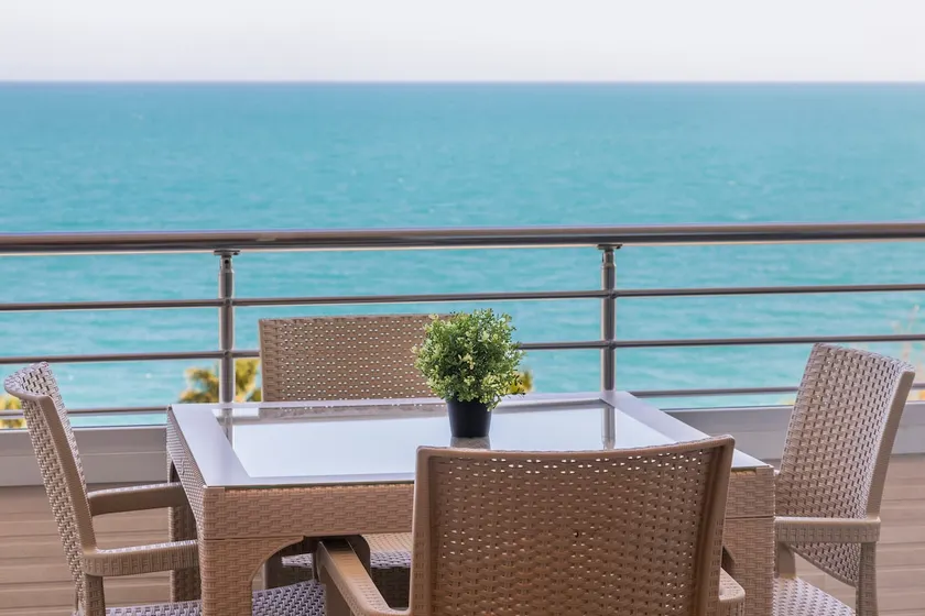 Seaside Luxury Flat on Beach - Image 1