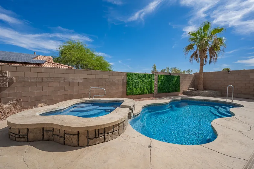 Mohave Desert Pool Home - Image 1