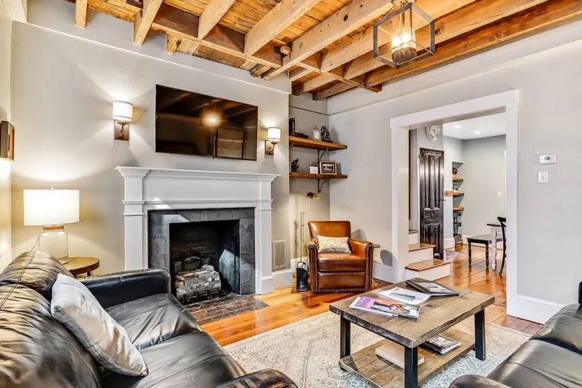 Urban Charm 4BR-2BR Retreat with Patio & Parking - Image 1