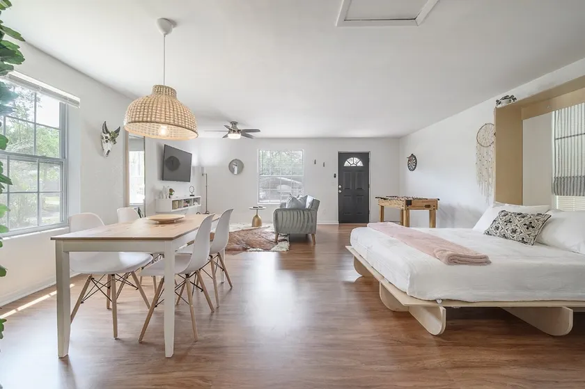 Riverside Heights Guest House - Image 1