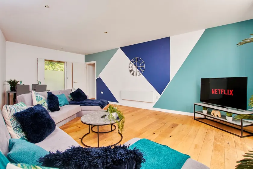 Modern Flat in Lincoln Centre w/Parking Included - Image 1