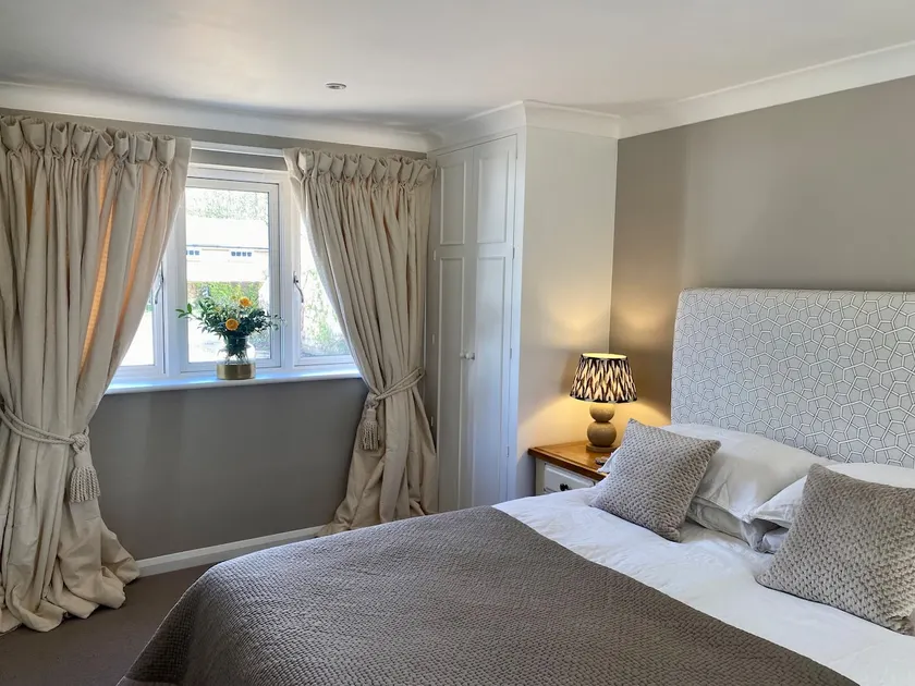 Beautifully appointed one-bedroom cottage - Image 1