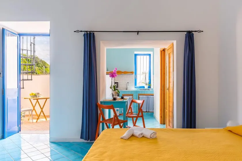 Window overlooking the sea, studio with view - Image 1