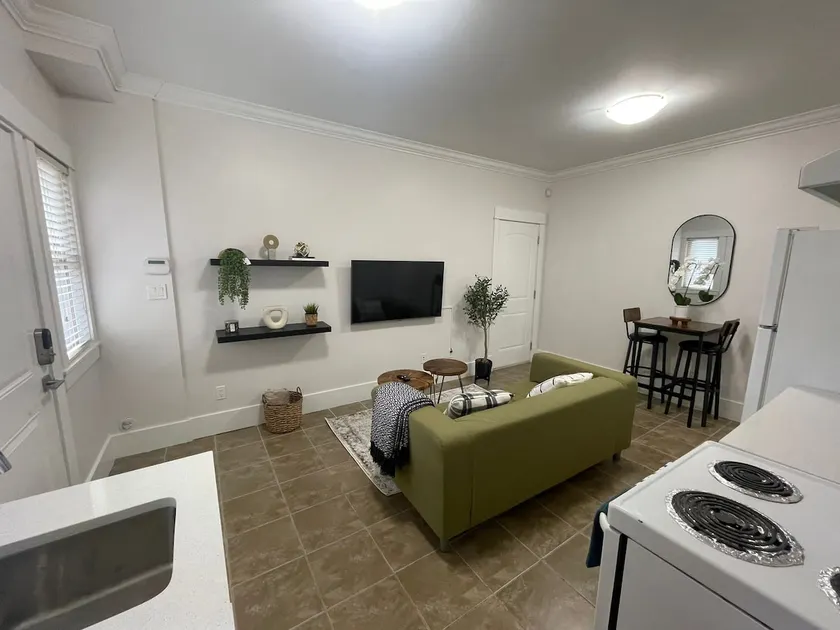 Cozy One Bedroom Suite l Minutes from YVR Airport - Image 1