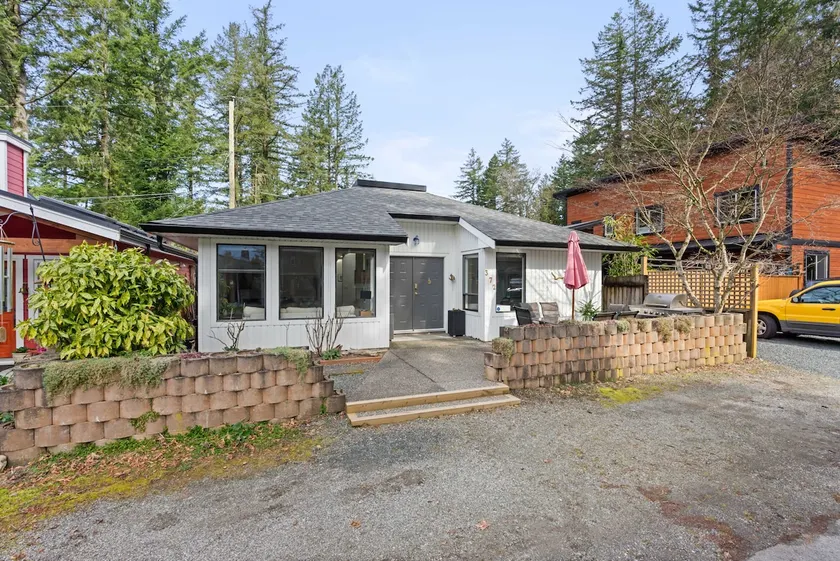 Family vacation home at Cultus Lake - Pet Friendly - Image 1