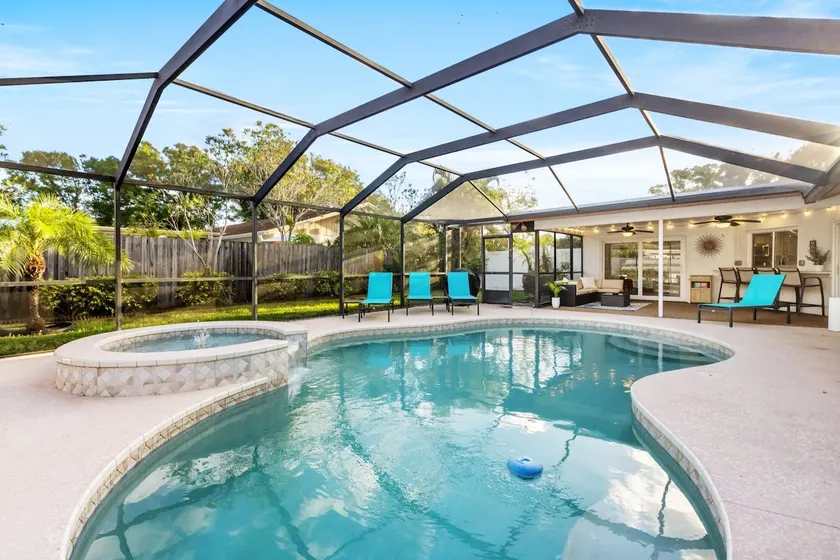 Oasis in Seminole, heated pool - Image 1