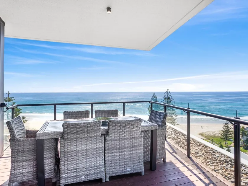 A 3 Bedroom Luxury Magnoli Penthouse in Palm Beach - Image 1