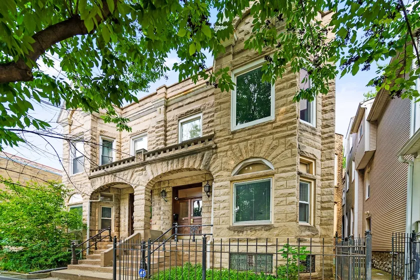 Lakeview Lux - 20min to Wrigley - Free Parking - Sleeps 17+ - Image 1