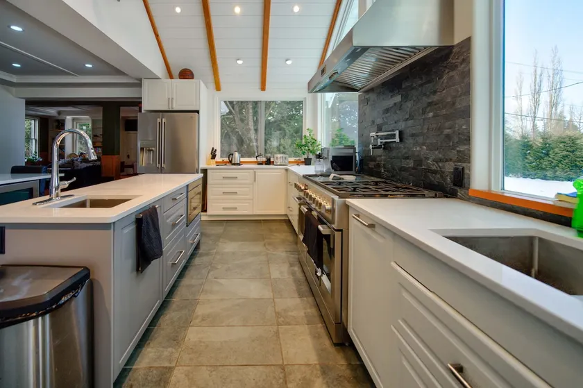 Very Private Rustic Home, sleeps 14, Huge Yard - Image 1