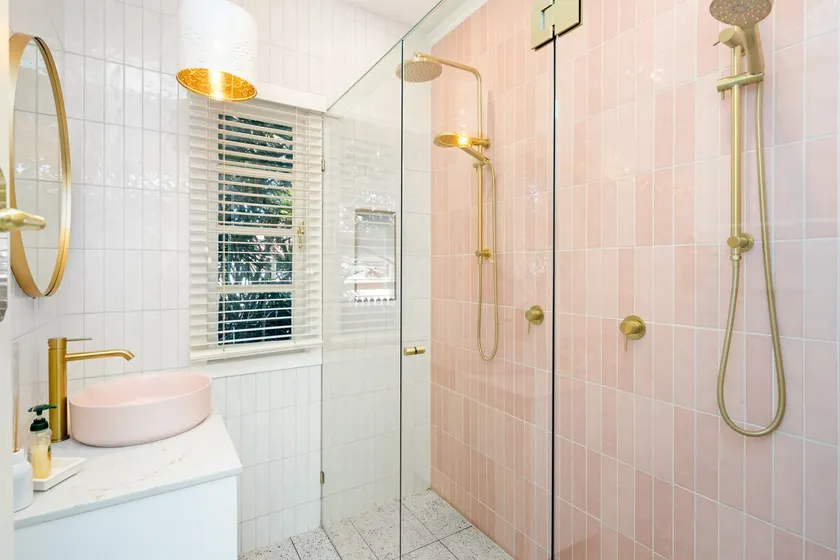 Scarborough Waterfront 2 bedroom Cottage - Image 1