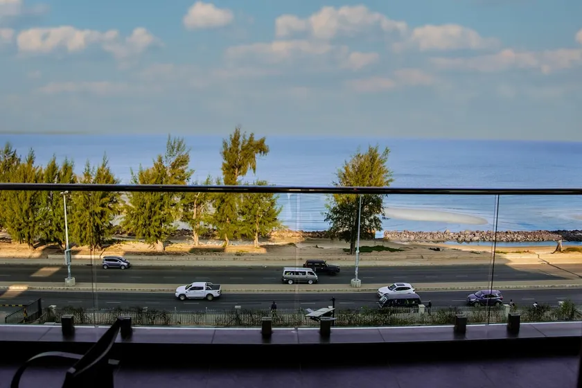 Beachfront Luxury Exquisite Retreat above Mall - Image 1