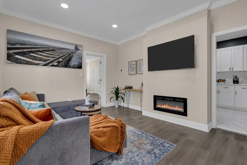Clean Modern Central Location - Image 1