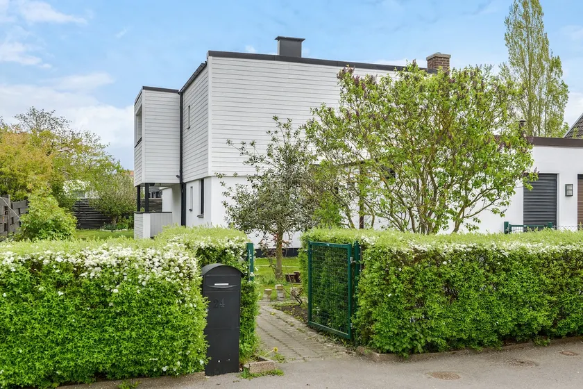 Villa Garden - Image 1