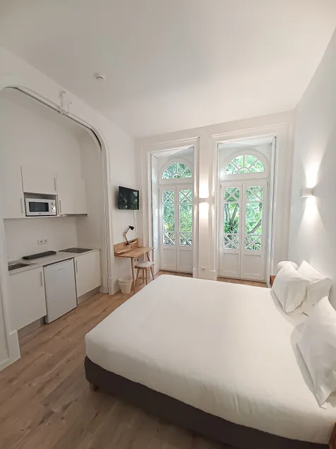 Studio overlooking the garden - Image 1