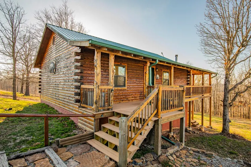 Papa Bear Log Cabin at the Buffalo River - Image 1