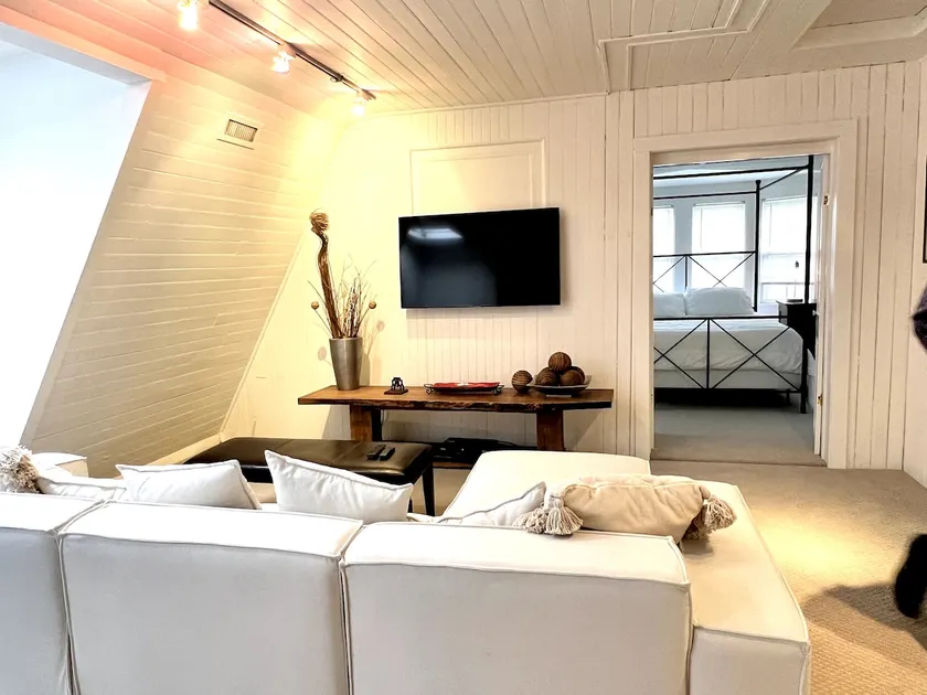 Carriage house flat near beach - Image 1