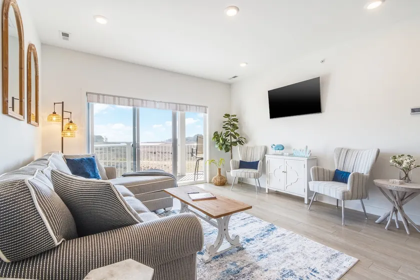 Water Views: Balcony, Pool & Easy Parking - Image 1