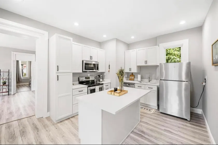 Cozy & Modern Home, Free Parking - Image 1