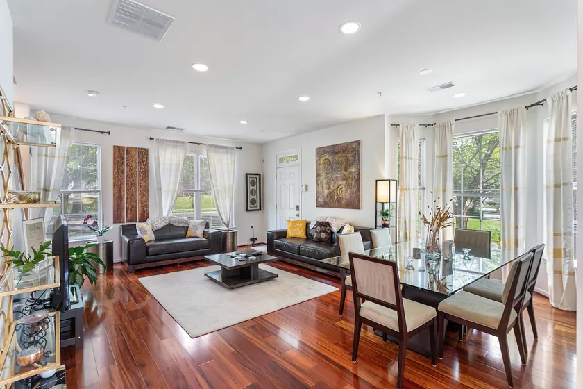 Modern Townhome + Free Parking - Image 1